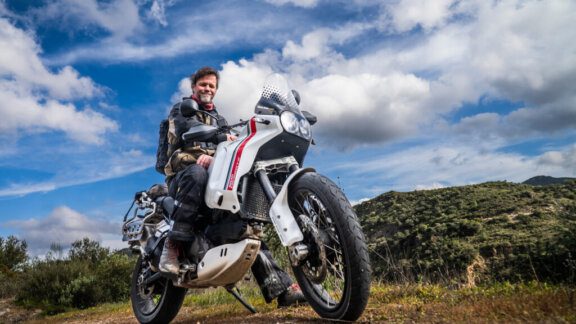 Dag Jensen sittende på motorsykkel / Adventureskolen / Roadbook kurs