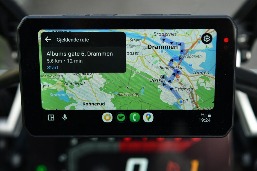 Chigee AIO-5 Lite er et alt-i-ett-motorsykkelsystem som kombinerer navigasjon, dashbordkamera, smarttelefonintegrasjon og sikkerhetsfunksjoner i én kompakt enhet.