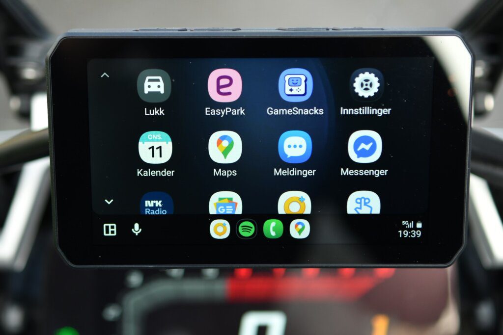 Chigee AIO-5 Lite er et alt-i-ett-motorsykkelsystem som kombinerer navigasjon, dashbordkamera, smarttelefonintegrasjon og sikkerhetsfunksjoner i én kompakt enhet.