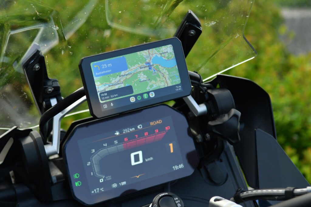 Chigee AIO-5 Lite er et alt-i-ett-motorsykkelsystem som kombinerer navigasjon, dashbordkamera, smarttelefonintegrasjon og sikkerhetsfunksjoner i én kompakt enhet.