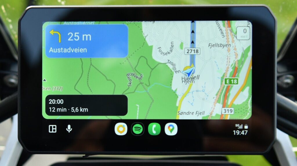 Chigee AIO-5 Lite er et alt-i-ett-motorsykkelsystem som kombinerer navigasjon, dashbordkamera, smarttelefonintegrasjon og sikkerhetsfunksjoner i én kompakt enhet.
