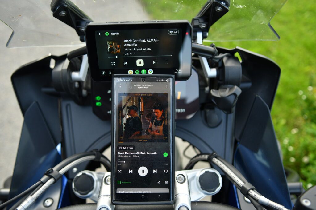 Chigee AIO-5 Lite er et alt-i-ett-motorsykkelsystem som kombinerer navigasjon, dashbordkamera, smarttelefonintegrasjon og sikkerhetsfunksjoner i én kompakt enhet.