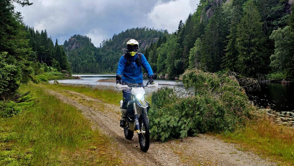 Kenny på endurosykkelen i skogen ved Sørlandet – en kjapp tur på 350-en for å stille abstinensene mellom eventyrene./ Speed Motorcenter / SpeedMC / Kyrre Hagen / MC-tur / MC-ferie / Motorsykkel / MC