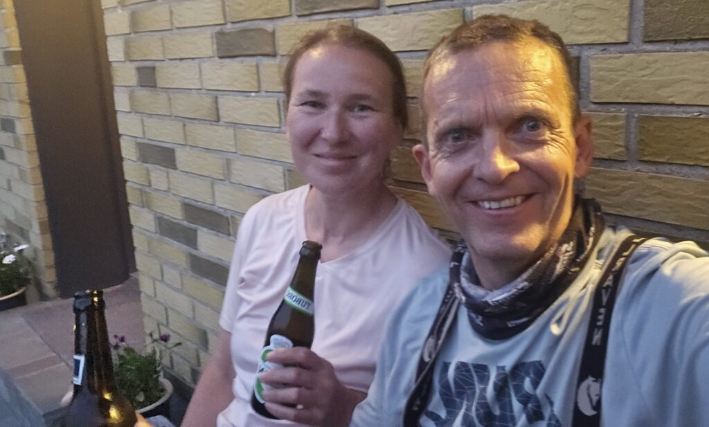 Fremme i Danmark! Kenny og Arkitekten feirer ankomsten med en kald øl på trappa – velfortjent etter mange mil på to hjul./ Speed Motorcenter / SpeedMC / Kyrre Hagen / MC-tur / MC-ferie / Motorsykkel / MC