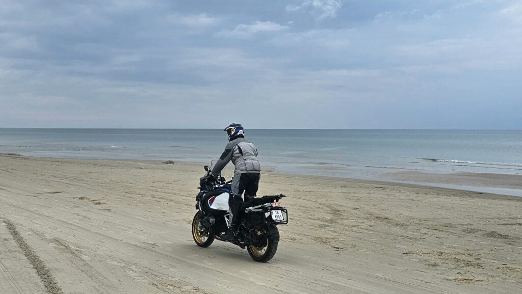 Testtur på stranden! I Danmark er det lov å kjøre lange strekk på sanden – perfekt treningsgrunnlag før TET-sporet./ Speed Motorcenter / SpeedMC / Kyrre Hagen / MC-tur / MC-ferie / Motorsykkel / MC