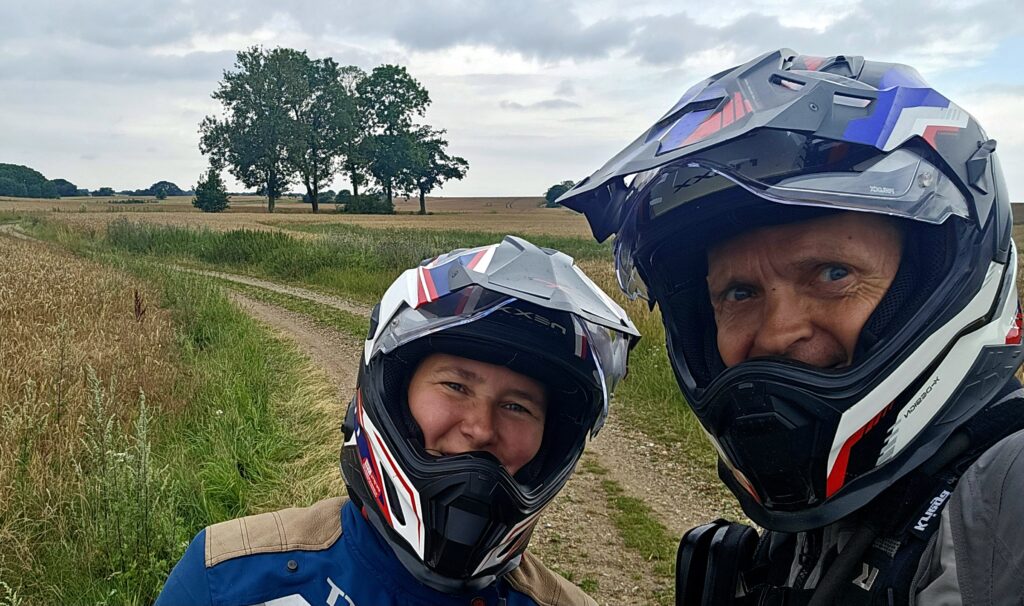 Kenny og Arkitekten klare for en uke med grus, eventyr og kos på danske landeveier – smilet under hjelmen er ikke til å ta feil av./ Speed Motorcenter / SpeedMC / Kyrre Hagen / MC-tur / MC-ferie / Motorsykkel / MC