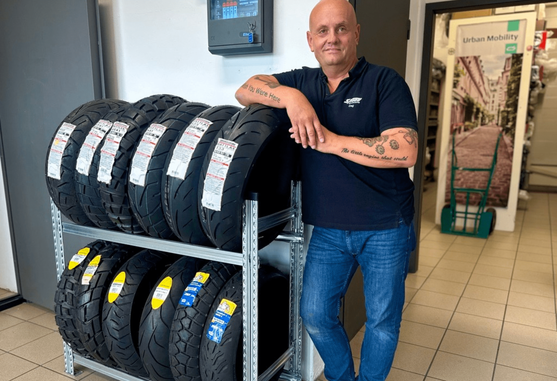 Ansatt Dag Ove står foran en stabel med dekk, for dekk kampanje hos Speed Motorcenter i Sandefjord / Speed MC / Speed Motorcenter / MC / Sandefjord / MC dekk / Dekk kampanje