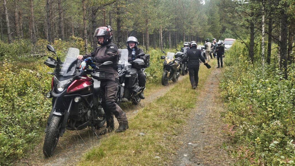 Motorsyklister står på rekke i skogen under grusturen. – Speed Motorcenter, Touringtreffet, Speed MC, Beitostølen, MC