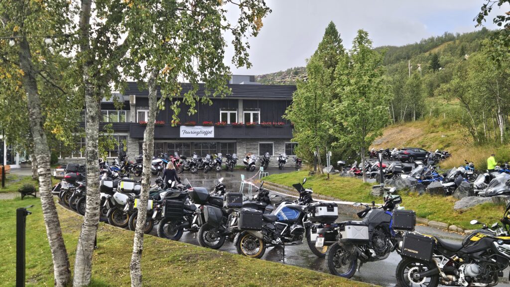Motorsykler samles foran Radisson Blu på Beitostølen under Touringtreffet. – Speed Motorcenter, Speed MC, Beitostølen, MC