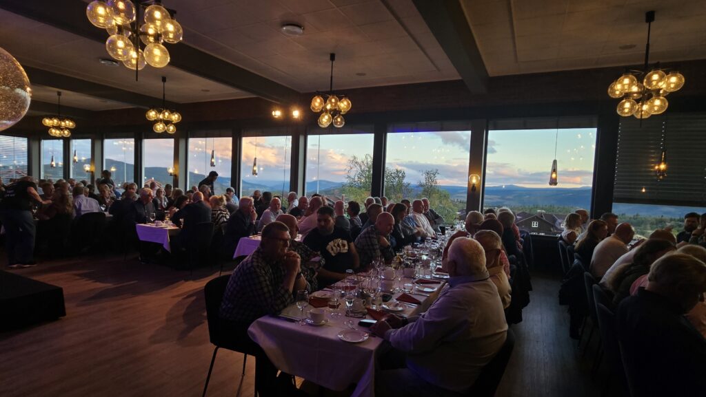 Festmiddag lørdag kveld med utsikt over fjellene. – Speed Motorcenter, Touringtreffet, Speed MC, Beitostølen, MC