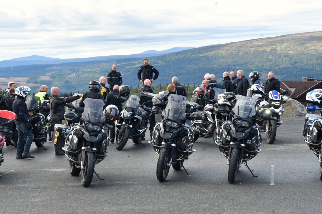 Førermøte før grustur med 32 motorsykler ledet av Espen og Kyrre. – Speed Motorcenter, Touringtreffet, Speed MC, Beitostølen, MC