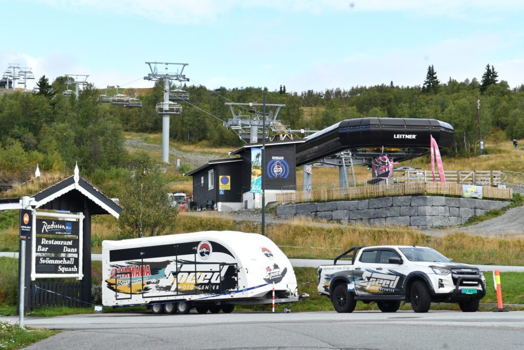 Speed Motorcenter bil og henger ved alpinanlegget på Beitostølen etter helgens treff. – Speed Motorcenter, Touringtreffet, Speed MC, Beitostølen, MC