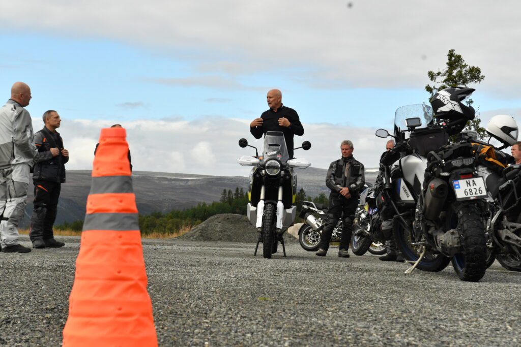 Terje instruerer i kjøreteknikk under Touringtreffet på Beitostølen. – Speed Motorcenter, Touringtreffet, Speed MC, Beitostølen, MC