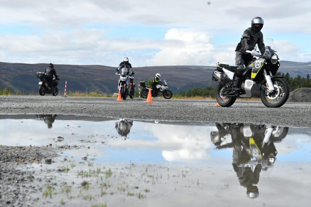 Deltakere på gruskurs tester kjøreteknikk i praksis. – Speed Motorcenter, Touringtreffet, Speed MC, Beitostølen, MC