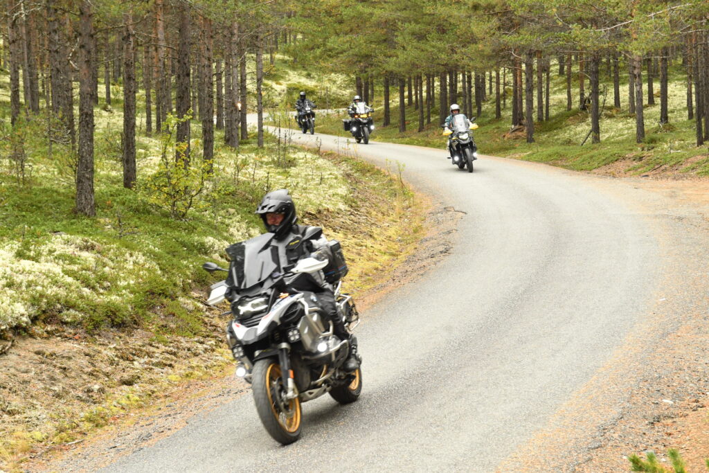 Motorsyklister på vei til Ridderspranget gjennom skogen. – Speed Motorcenter, Touringtreffet, Speed MC, Beitostølen, MC
