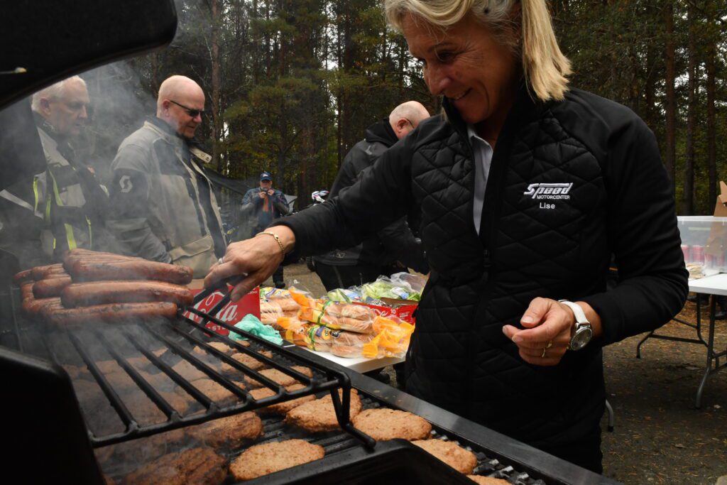 Lise Bredal griller burgere og pølser for deltakerne ved Ridderspranget. – Speed Motorcenter, Touringtreffet, Speed MC, Beitostølen, MC