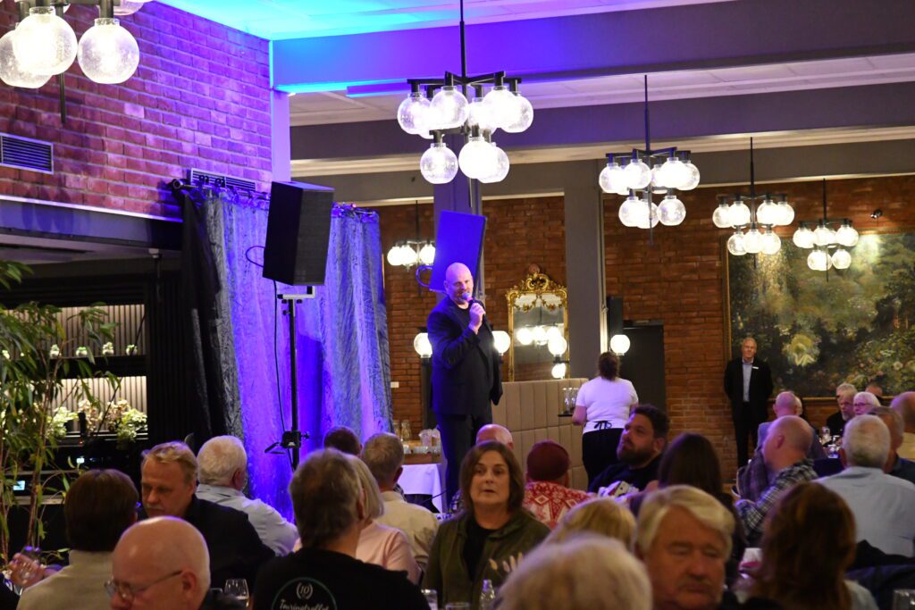 Komiker Tommy Steine underholder deltakerne på festmiddagen med latter og stemning. – Speed Motorcenter, Touringtreffet, Speed MC, Beitostølen, MC