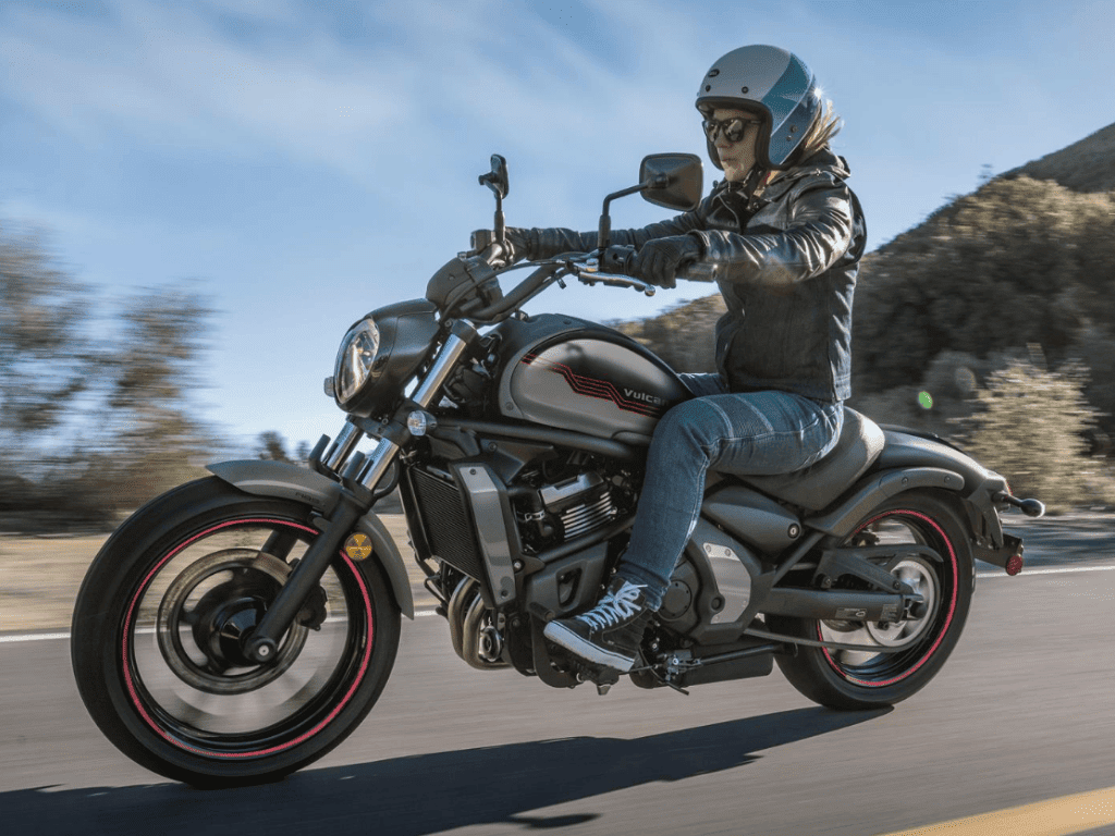 Kawasaki Vulcan S cruiser motorsykkel med fører på landevei – Speed Motorcenter, SpeedMC, MC, Sandefjord