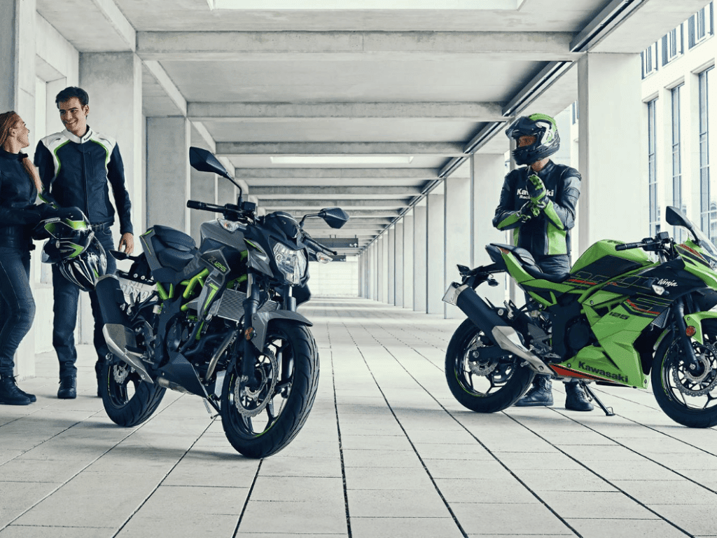 Kawasaki Z og Ninja A2-klassesykler med førere i urbant miljø – Speed Motorcenter, SpeedMC, MC, Sandefjord