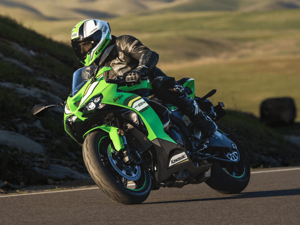 Kawasaki Ninja ZX 6R sportssykkel i sving på landevei – Speed Motorcenter, SpeedMC, MC, Sandefjord