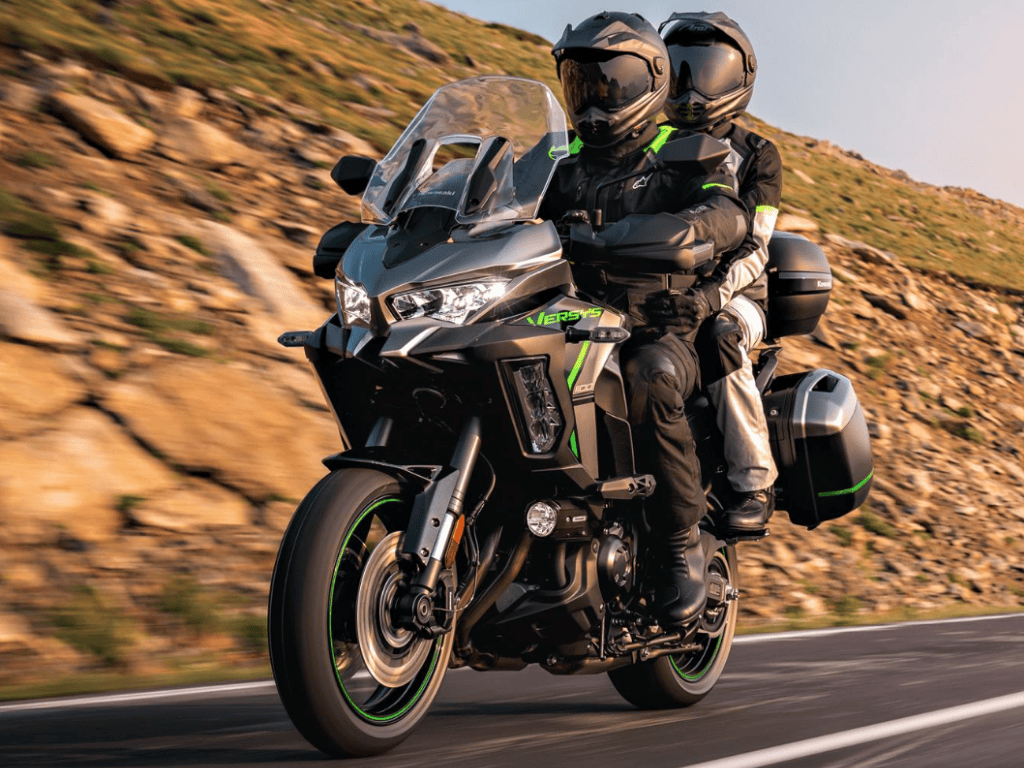 Kawasaki Versys 1100 SE touring motorsykkel med passasjer på fjelltur – Speed Motorcenter, SpeedMC, MC, Sandefjord