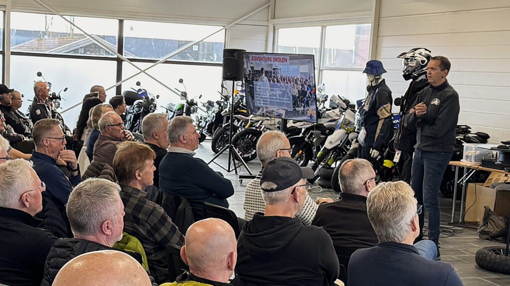 Kyrre forteller om Adventureskolen foran ett stort publikum, Speed Motorcenter, Speedmc, MC,Sandefjord, Adventureskolen