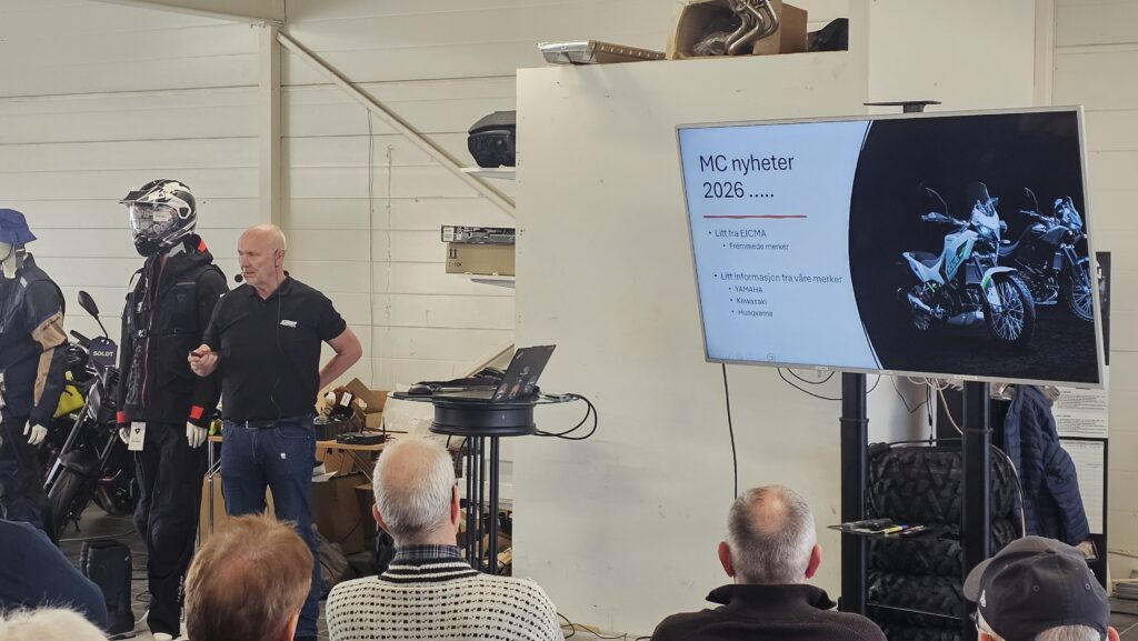 Terje preseneter nyheter fra Eicma på storskjerm, Speed Motorcenter, Speedmc, MC,Sandefjord, Adventureskolen