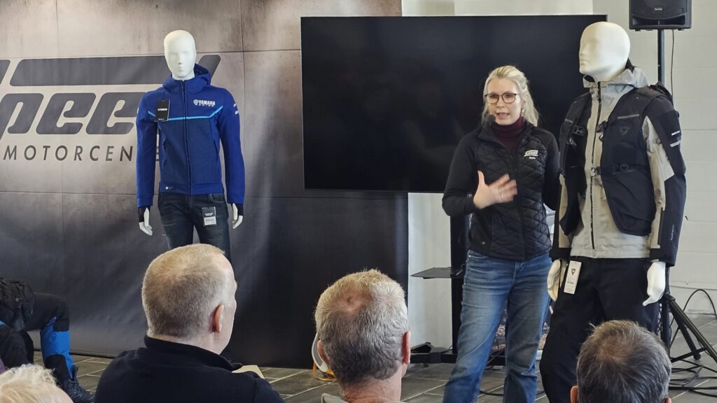 dame som viser frem kjøreutsyr til mc, speed motorcenter, sandefjord, mc, adventureskolen 