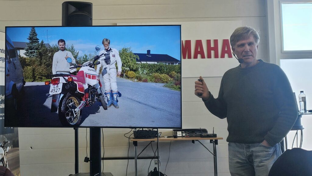 foreleser viser frem bilder på skjerm av motorsykkel, speed motorcenter, sandefjord, mc, adventureskolen 
